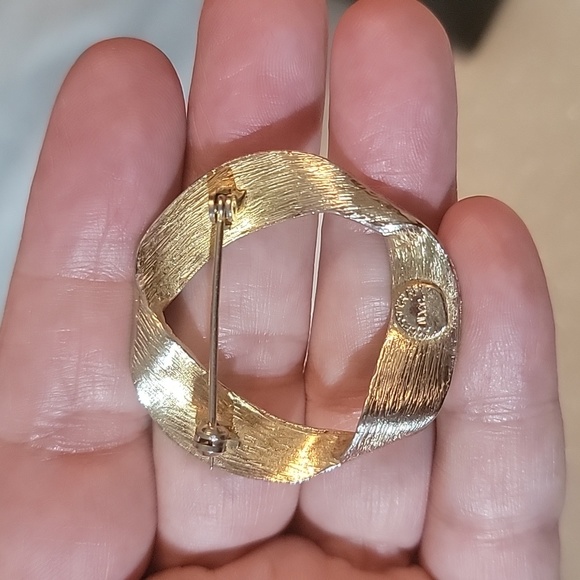 Accessocraft NYC Gold-tone Ribbon Vintage Brooch Pin - Picture 2 of 5